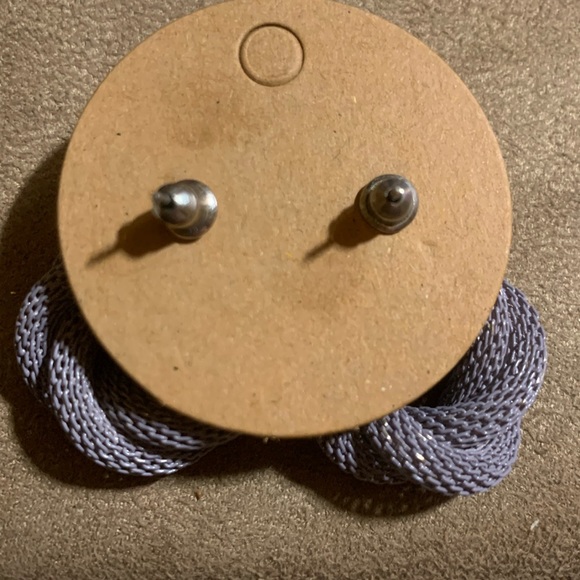 ⭐️2/$10⭐️ Lavender grey and silver Twisted knot earrings-BRAND NEW - Picture 3 of 4